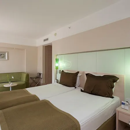 ホテル Ambassador Plaza ケメル