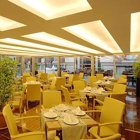 ホテル Ambassador Plaza ケメル
